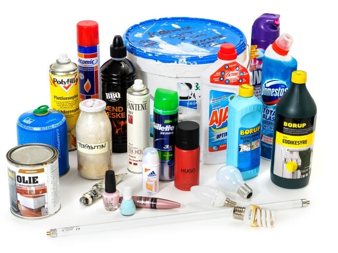 Eksempler på farligt affald: Gasflaske, malerspand, spraydåser, dunke med skrappe rengøringsmidler, elpærer, sparepærer og lysstofrør, beholdere med kemi eller lak, neglelak.